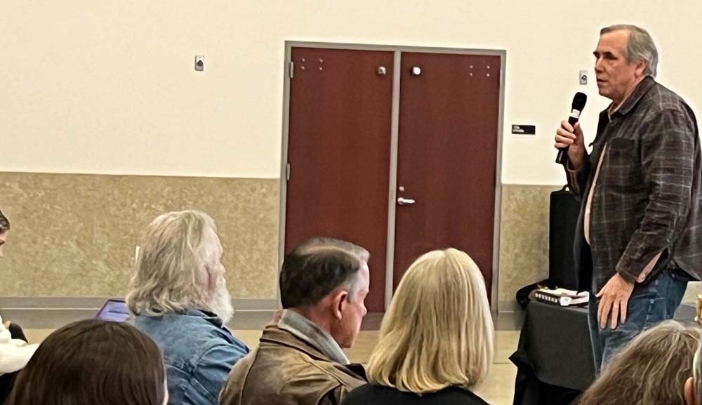 ‘Perilous times’: Sen. Jeff Merkley speaks out against authoritarianism at Lake Oswego event